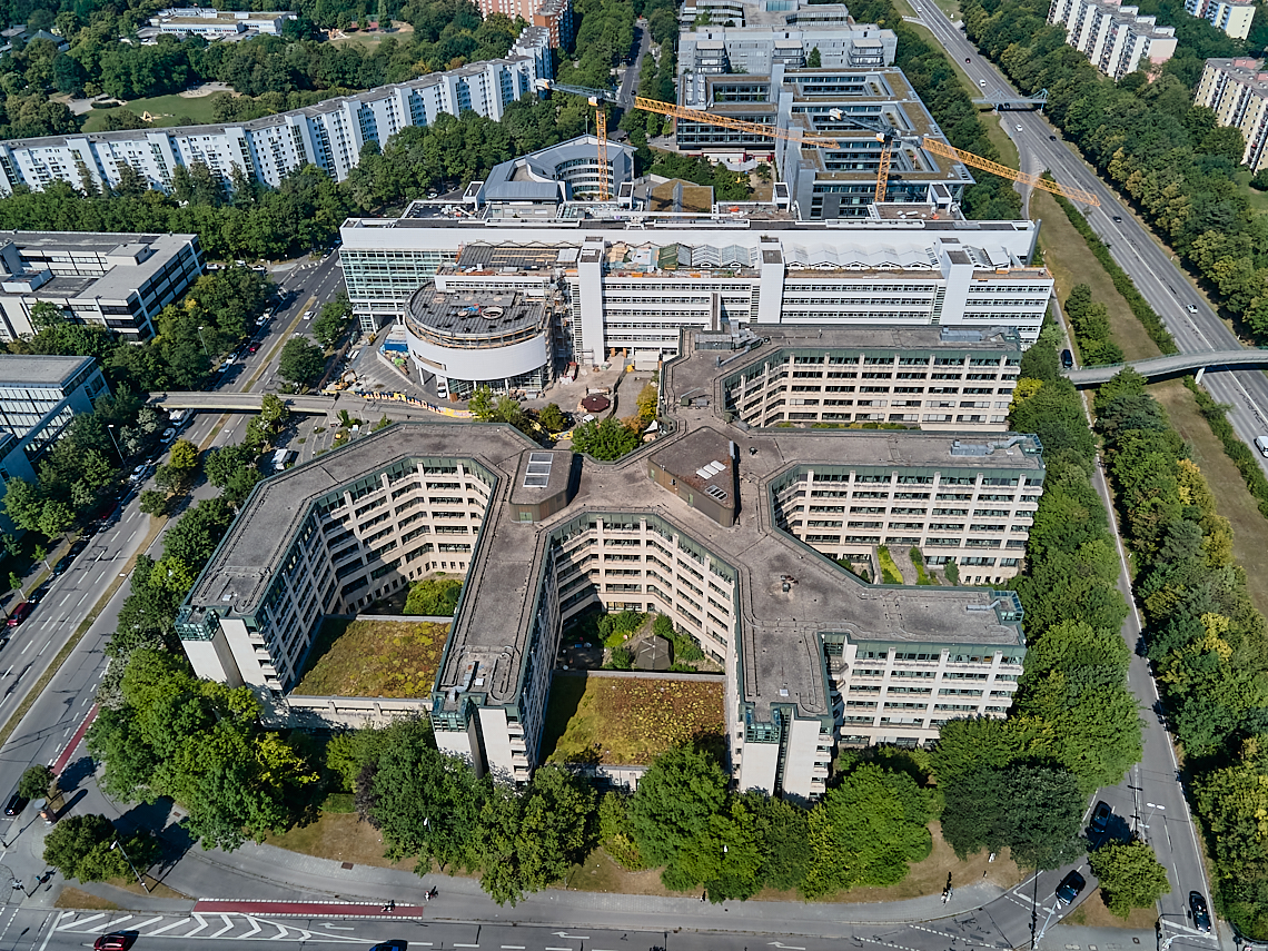 22.07.2022 - ehemaliges Alliant-Versicherungsgebäude und Wohnring in Neuperlach